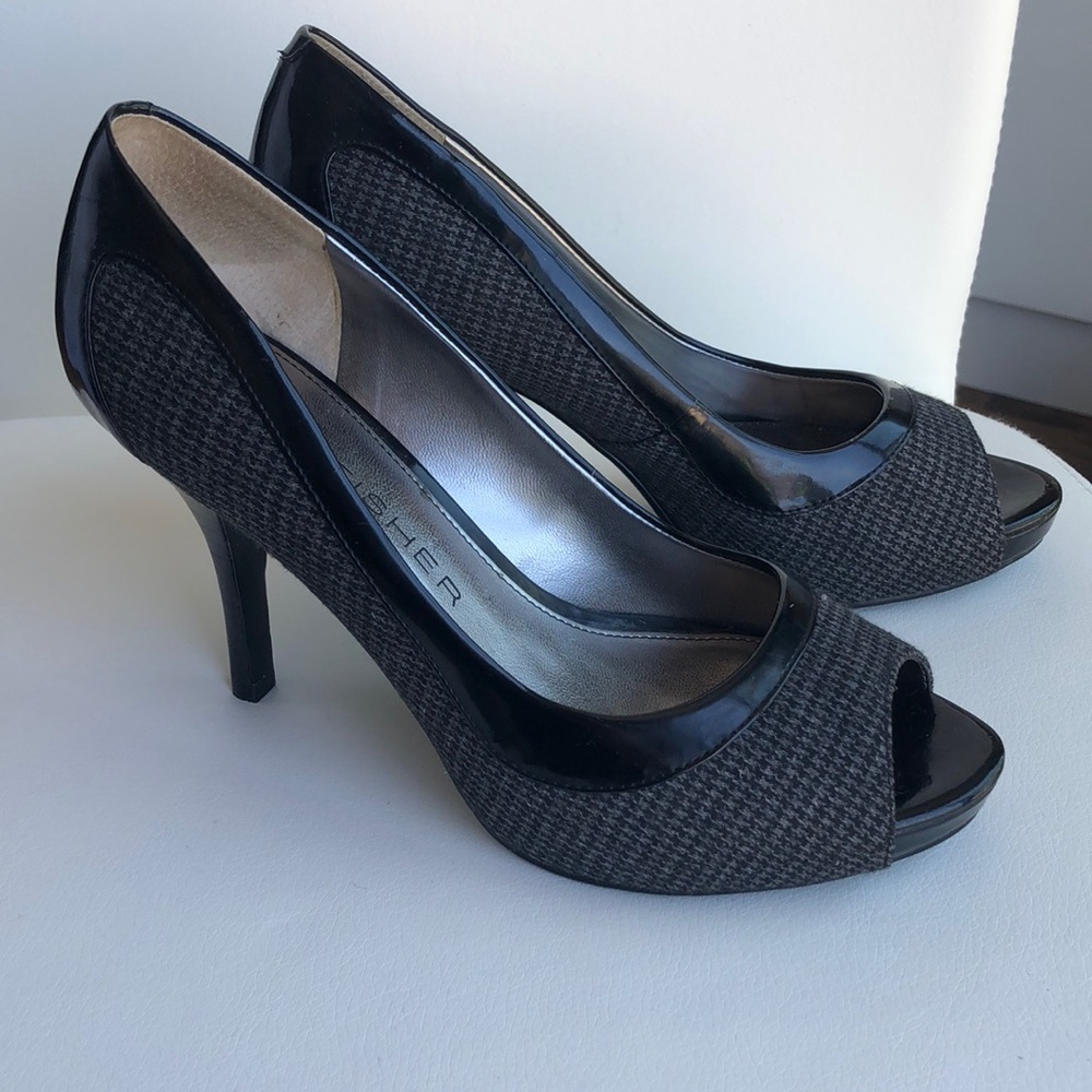 Black and grey herring bone tweed peep toe pumps.